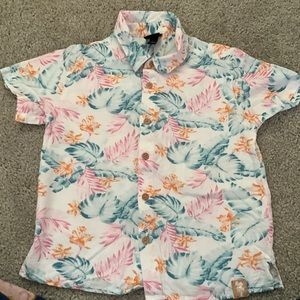 Made by art class 5T Hawaiian shirt can be a unisex but it’s a boys 5T button up